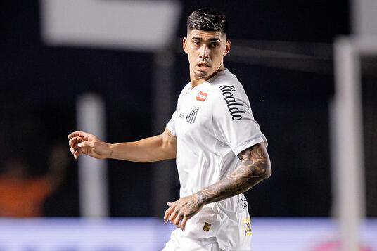 Adonis Frías é o zagueiro mais acionado por Vojvoda: sete participações em nove jogos