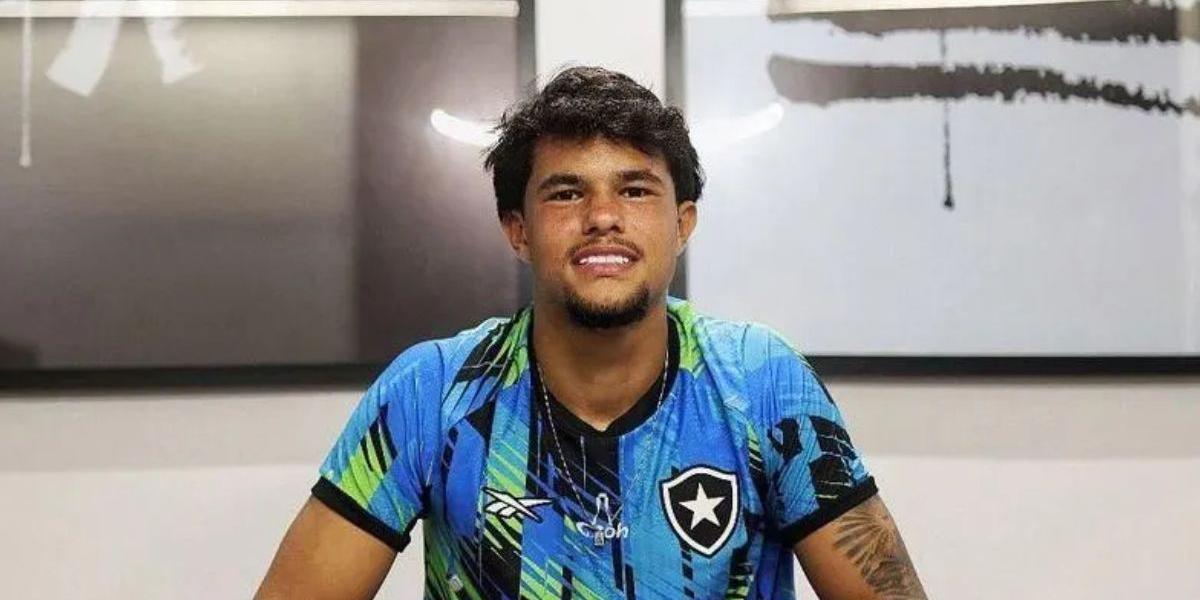 Bruno Samudio assina seu primeiro contrato profissional com o Botafogo após destaque na base