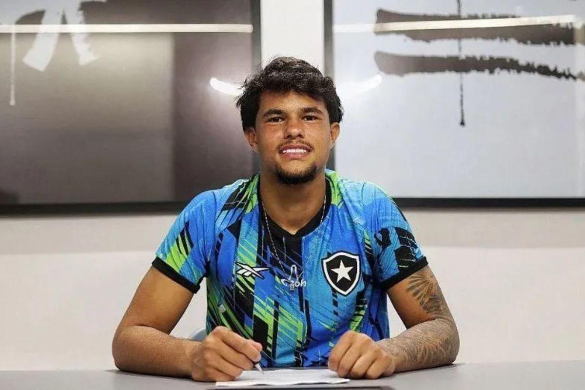 Bruno Samudio assina seu primeiro contrato profissional com o Botafogo após destaque na base