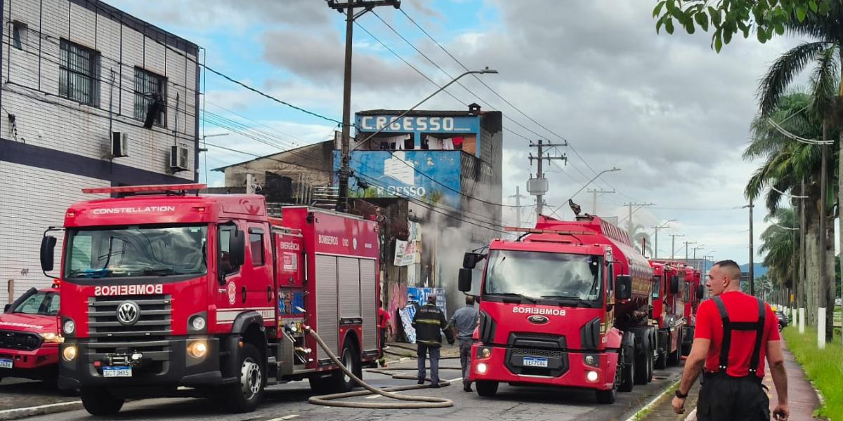 Nove viaturas e 25 bombeiros foram mobilizados para o combate às chamas