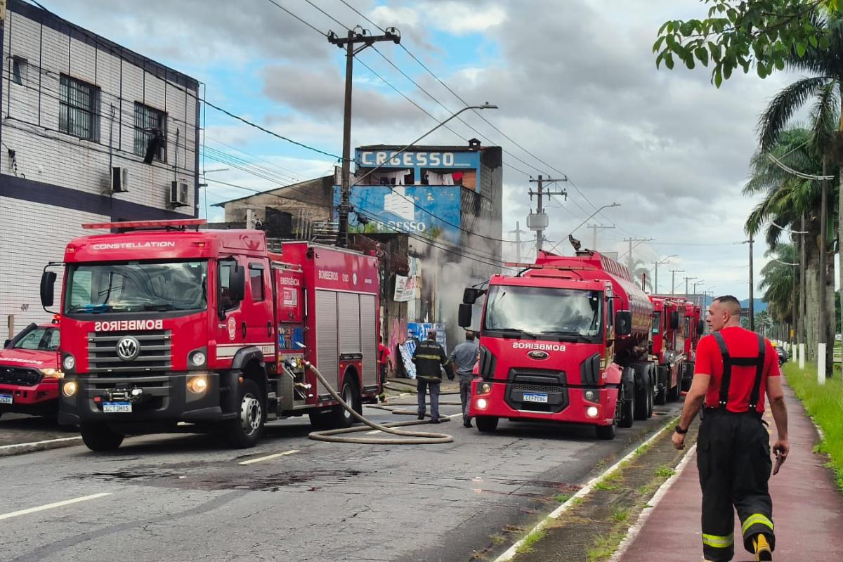 Nove viaturas e 25 bombeiros foram mobilizados para o combate às chamas