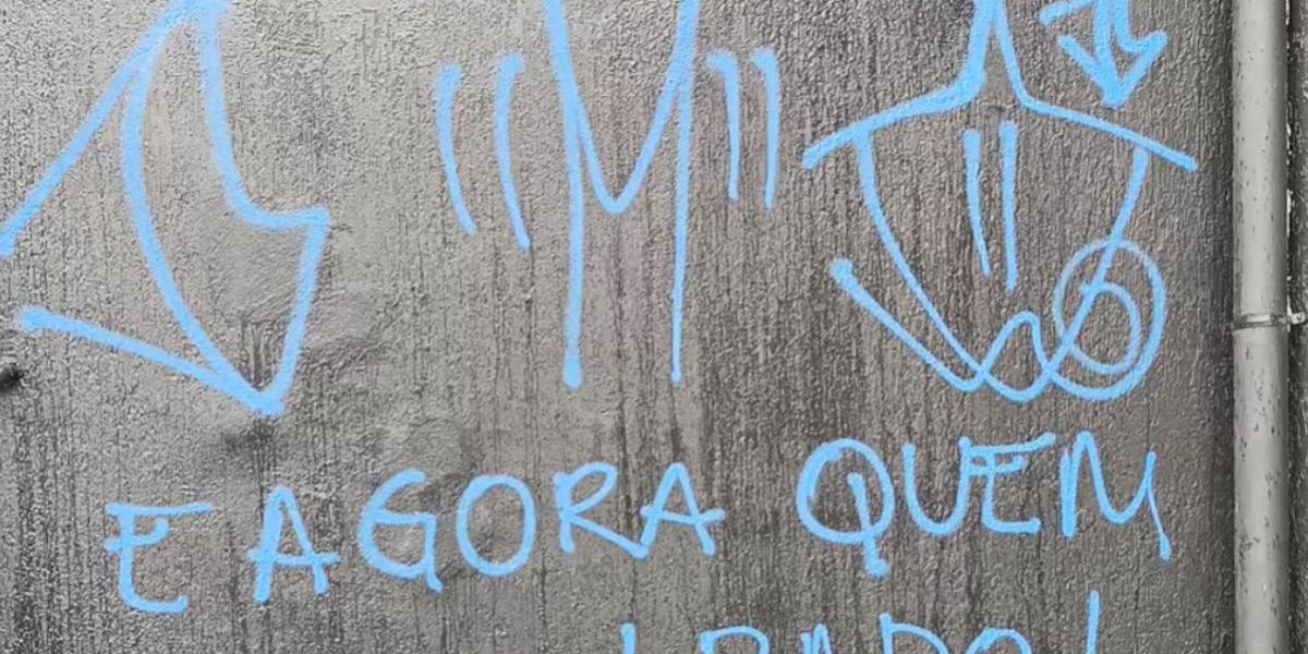 Registros mostram fachada do estabelecimento completamente vandalizadas após morte de mulher