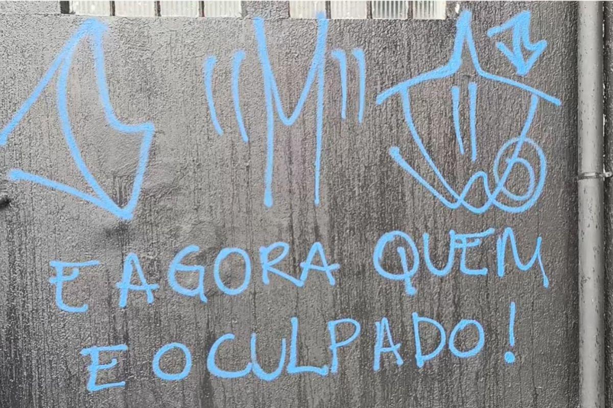 Registros mostram fachada do estabelecimento completamente vandalizadas após morte de mulher