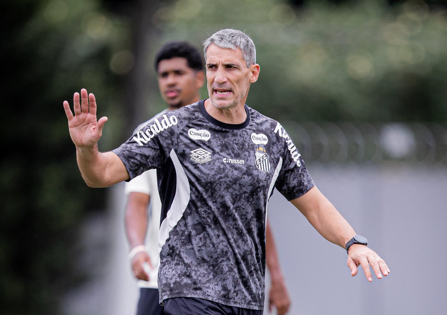 Vojvoda ganhou fôlego com a vitória sobre o Noroeste, mas precisa fazer o Peixe vencer no Brasileirão