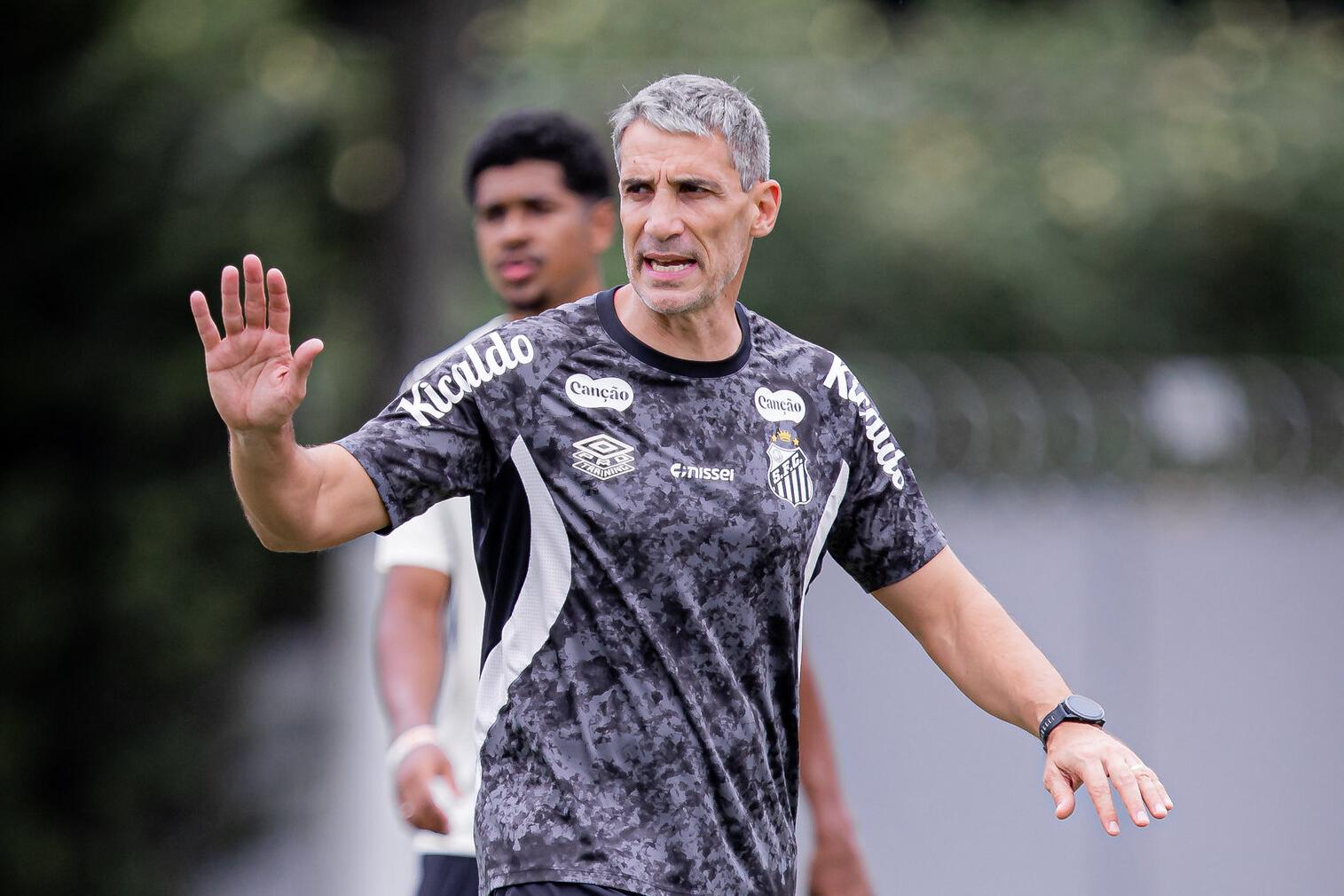 Vojvoda ganhou fôlego com a vitória sobre o Noroeste, mas precisa fazer o Peixe vencer no Brasileirão