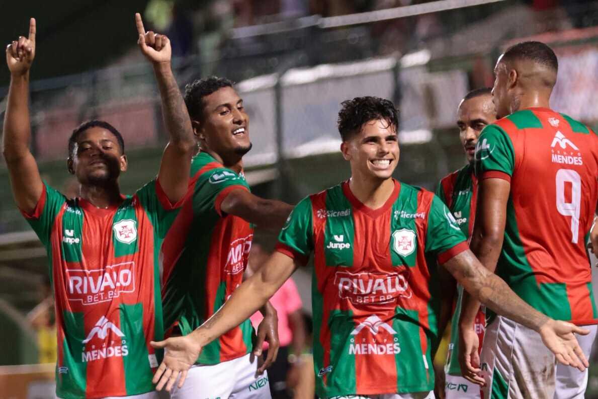 Jogadores da Briosa comemoram gol na vitória sobre o Rio Claro, que manteve o time na ponta da A3