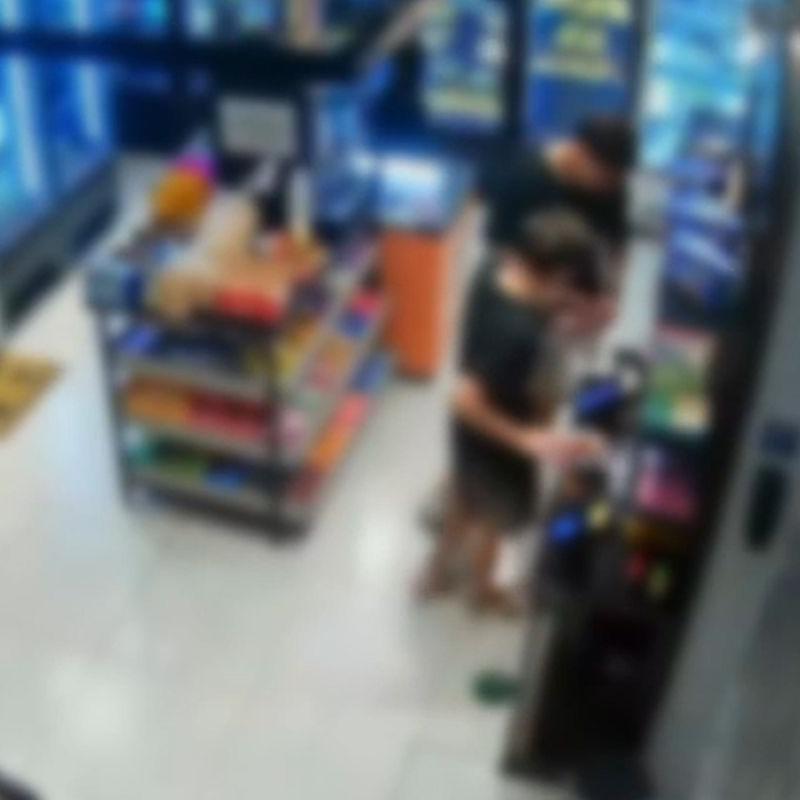 Segundo o proprietário, o jovem pagou apenas pelos produtos mais baratos que retirou do comércio, que funciona por autoatendimento. O dono afirma que a prática é recorrente