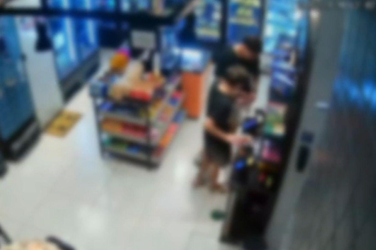 Segundo o proprietário, o jovem pagou apenas pelos produtos mais baratos que retirou do comércio, que funciona por autoatendimento. O dono afirma que a prática é recorrente