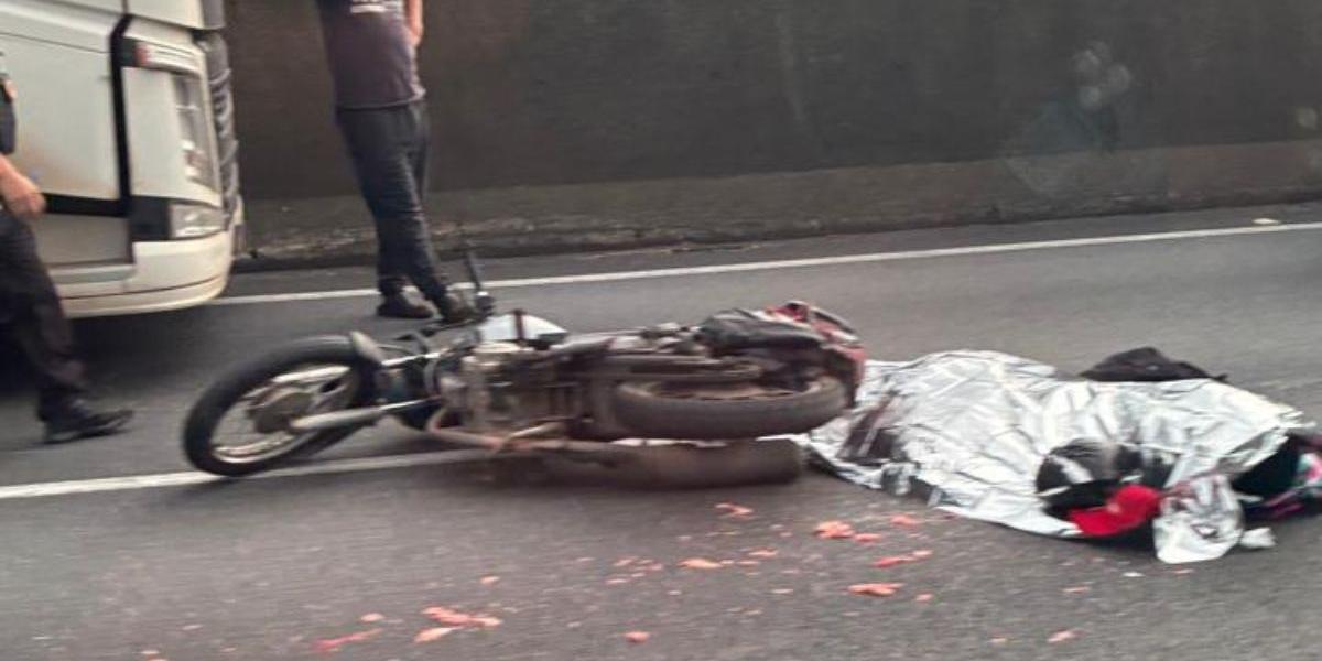 Motociclista não resistiu aos ferimentos e morreu no local