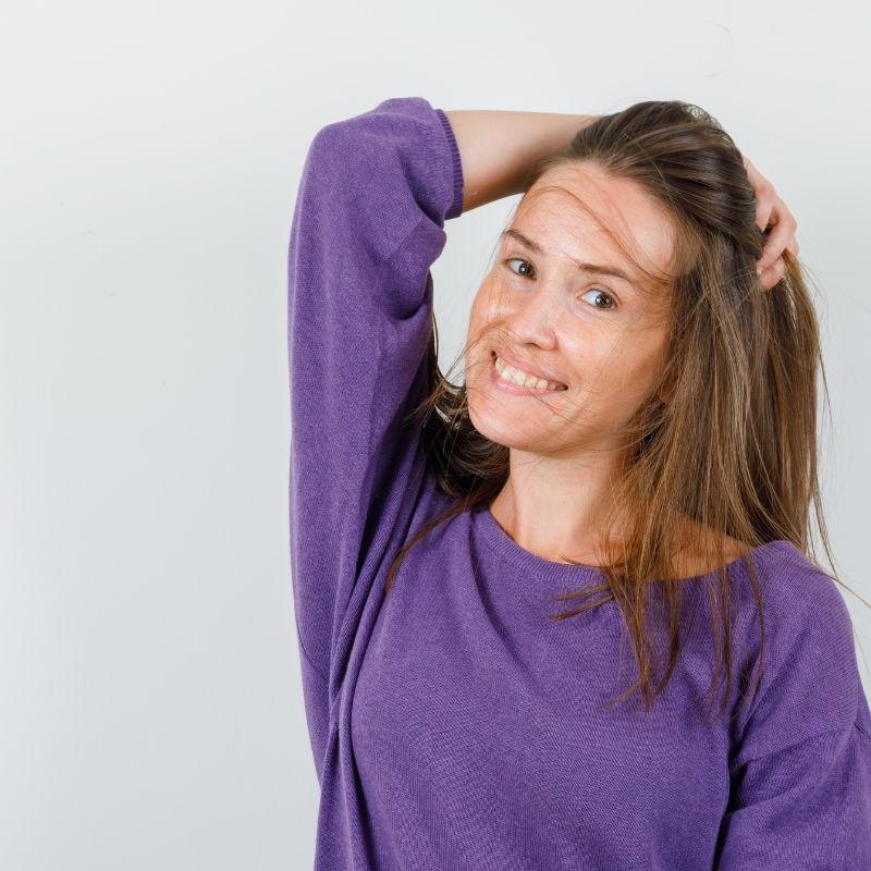 Mexer no cabelo é um gesto comum que pode indicar nervosismo, concentração, autorregulação emocional ou até flerte