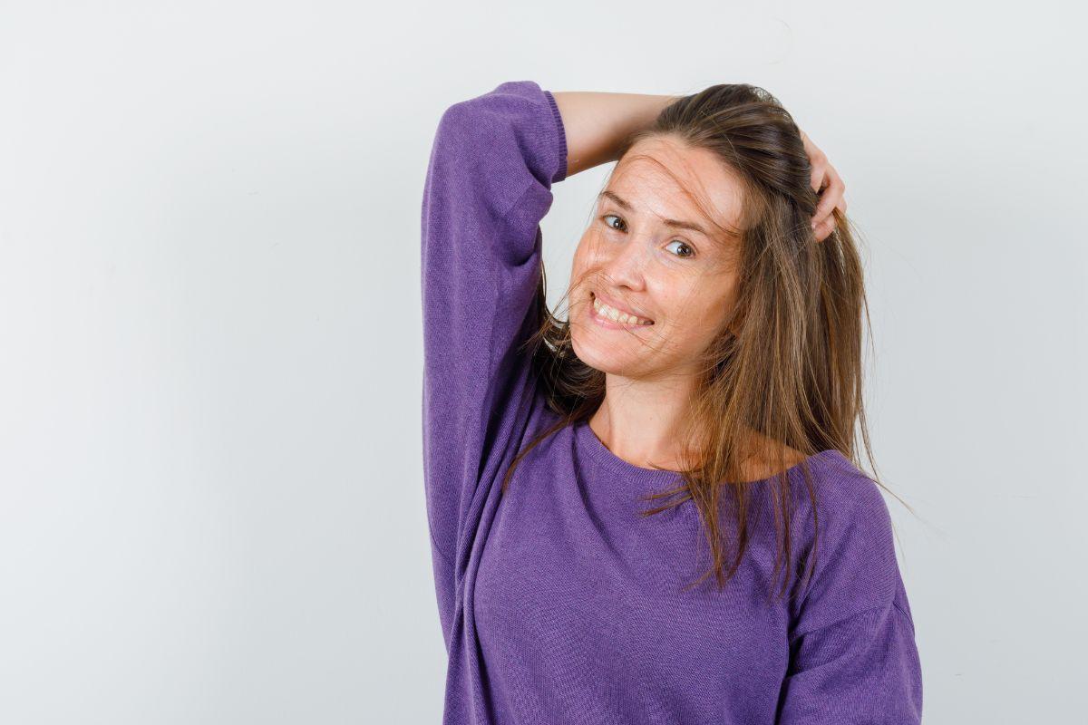 Mexer no cabelo é um gesto comum que pode indicar nervosismo, concentração, autorregulação emocional ou até flerte