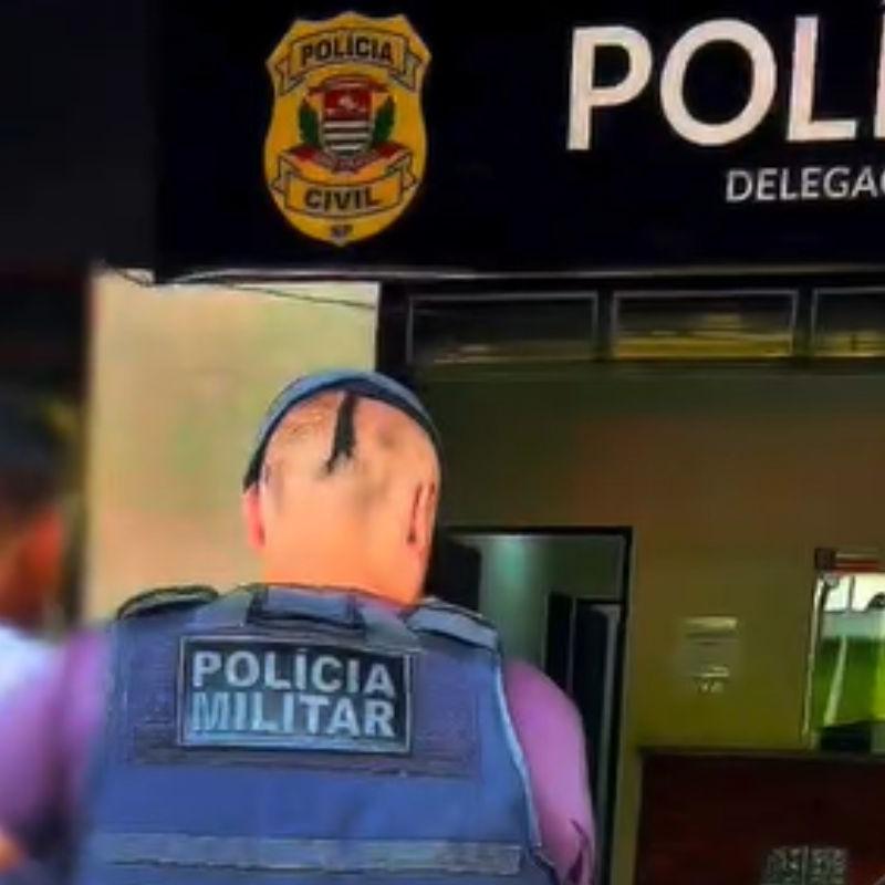 Homem foi levado algemado para Delegacia de Cajati