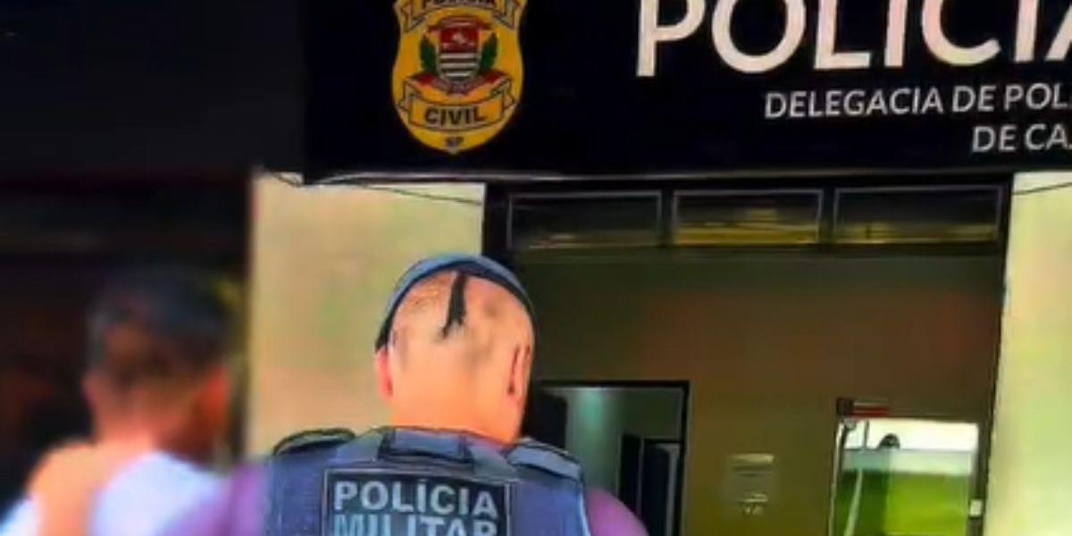 Homem foi levado algemado para Delegacia de Cajati