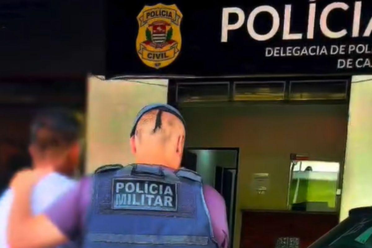 Homem foi levado algemado para Delegacia de Cajati