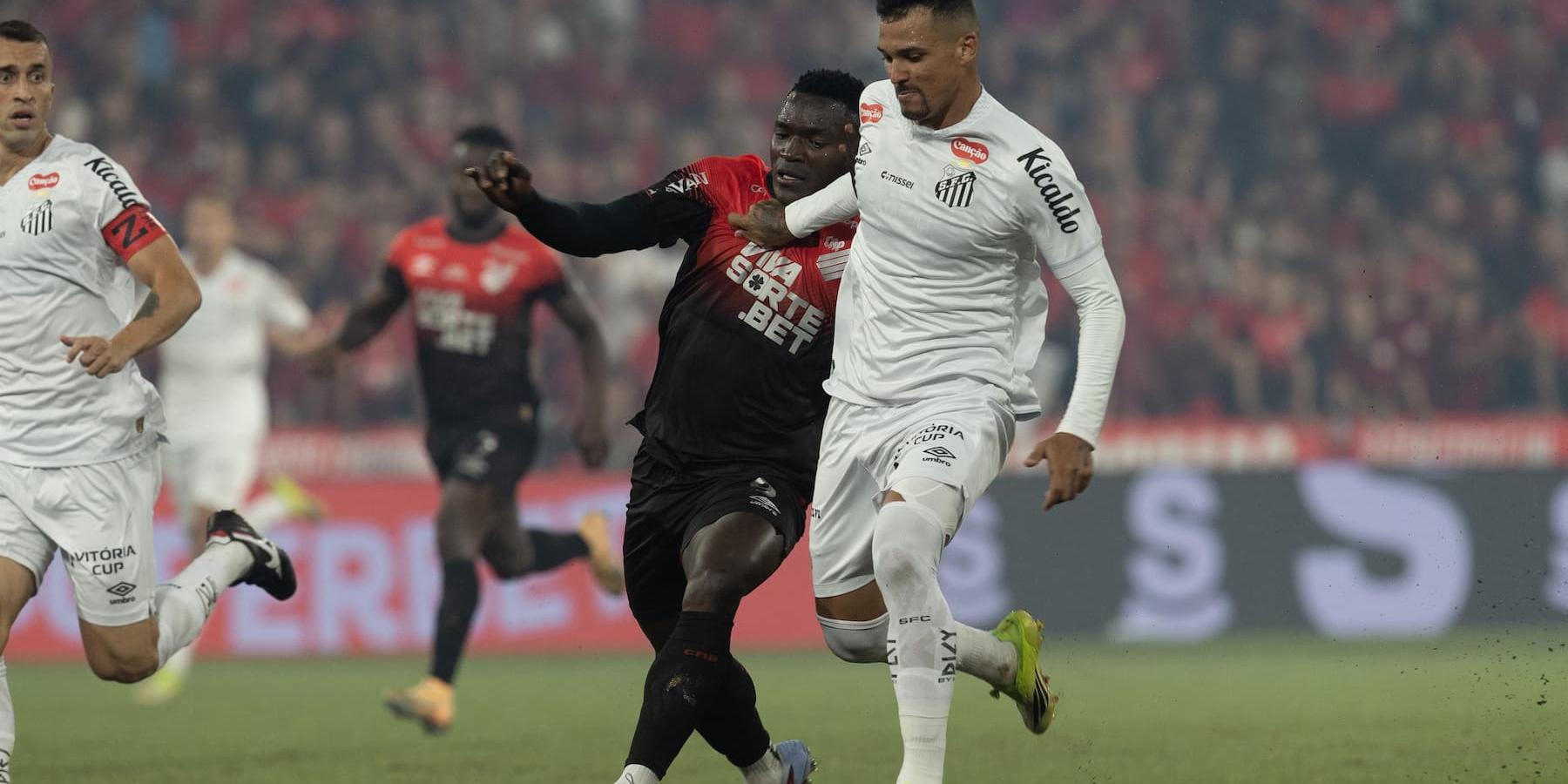 Zé Ivaldo foi, mais uma vez, vilão na derrota do Santos, ao cometer o terceiro pênalti na temporada