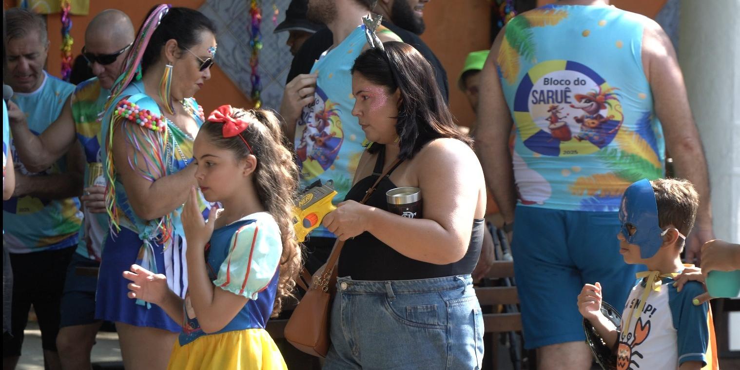 Cerca de 20 mil devem participar dos desfiles de bandas e blocos