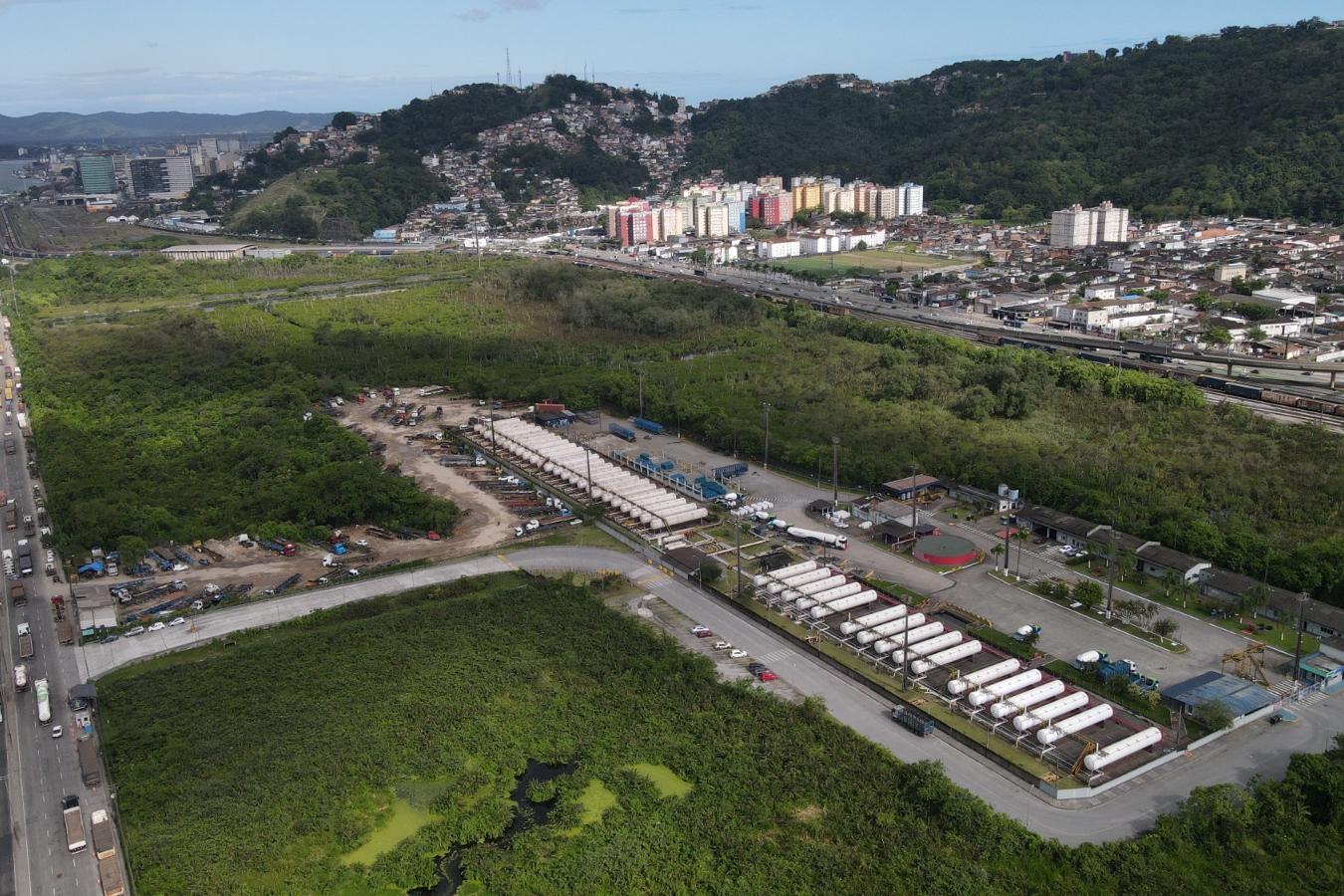 The 242,000-square-meter area is located on Avenida Augusto Barata, between the neighborhoods of Alemoa and Saboó, in Santos; the project for the site includes a truck holding yard for 460 trucks