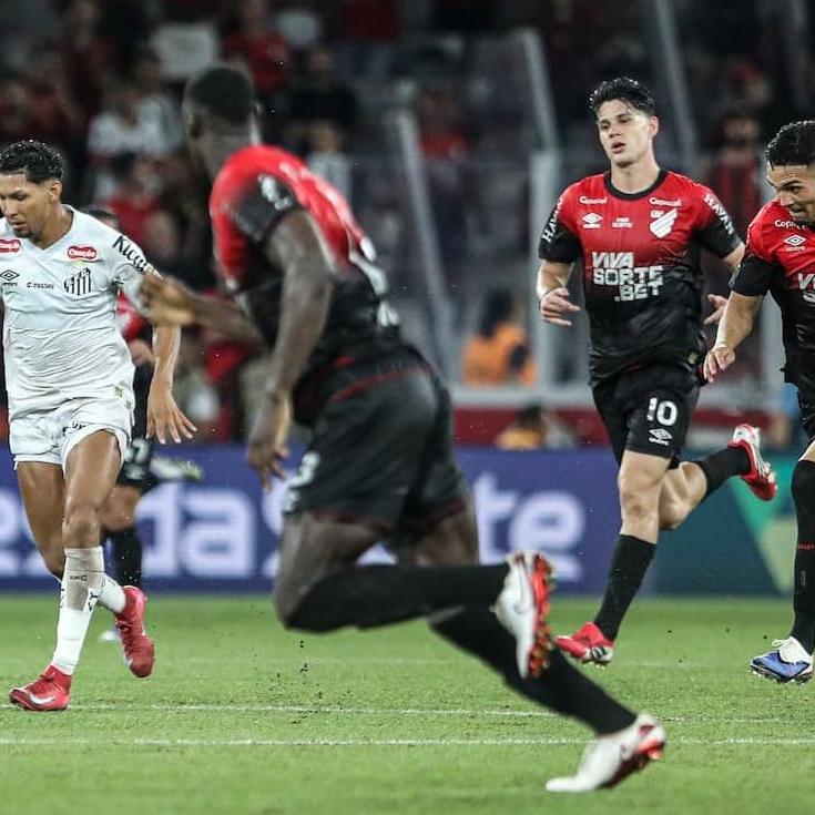 Rony correu muito contra o Athletico-PR, mas não conseguiu ajudar o Peixe a evitar a derrota