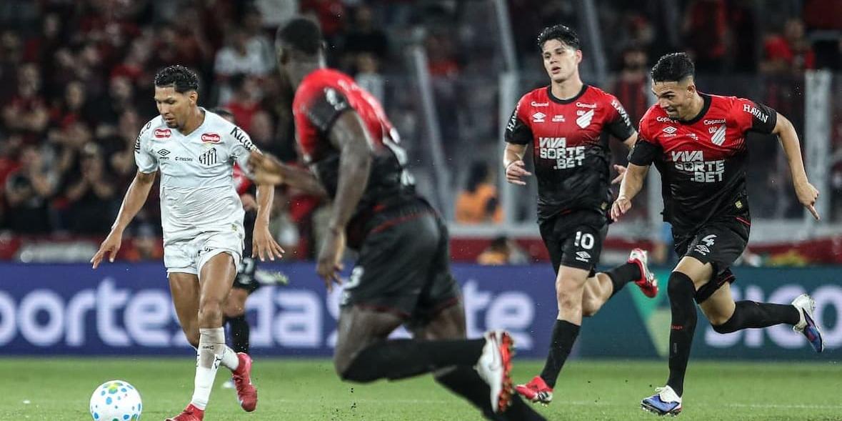 Rony correu muito contra o Athletico-PR, mas não conseguiu ajudar o Peixe a evitar a derrota