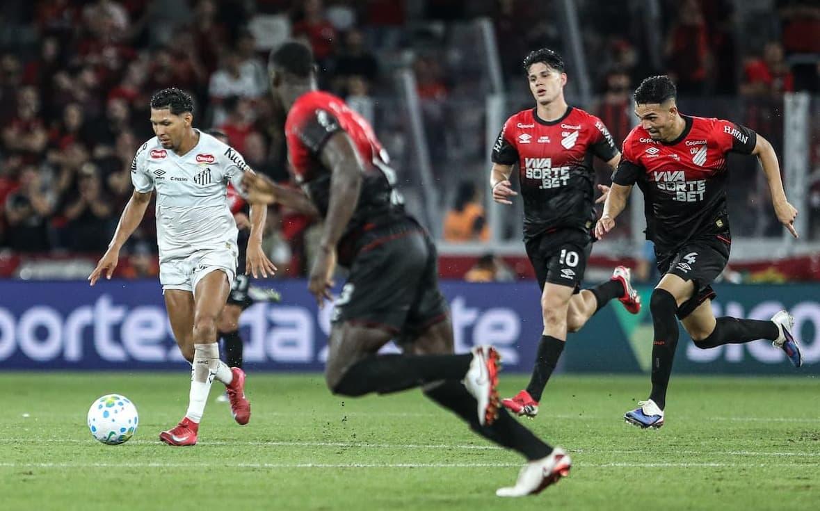 Rony correu muito contra o Athletico-PR, mas não conseguiu ajudar o Peixe a evitar a derrota