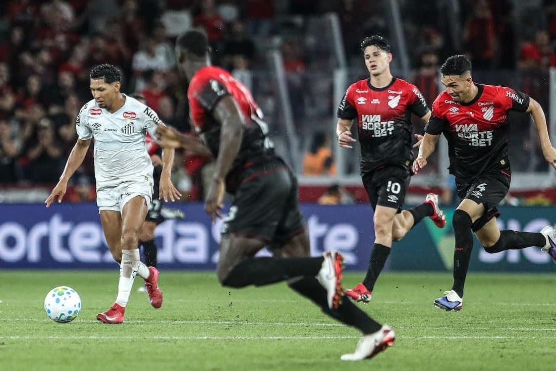 Rony correu muito contra o Athletico-PR, mas não conseguiu ajudar o Peixe a evitar a derrota