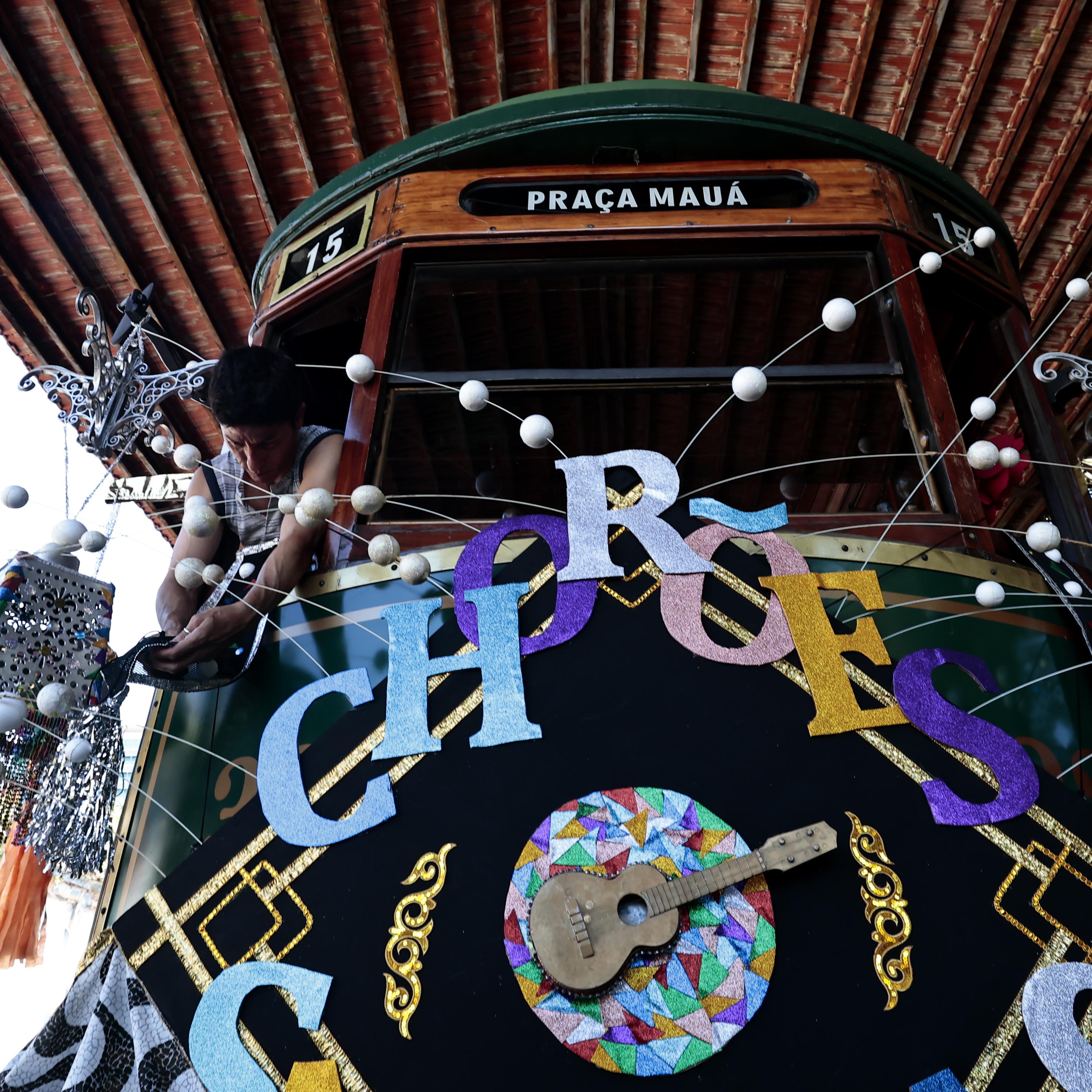 Bonde decorado pelo artista plástico André Deahu, que há 20 anos ornamenta veículos do Carnabonde, lembrará conjunto Chorões Santistas