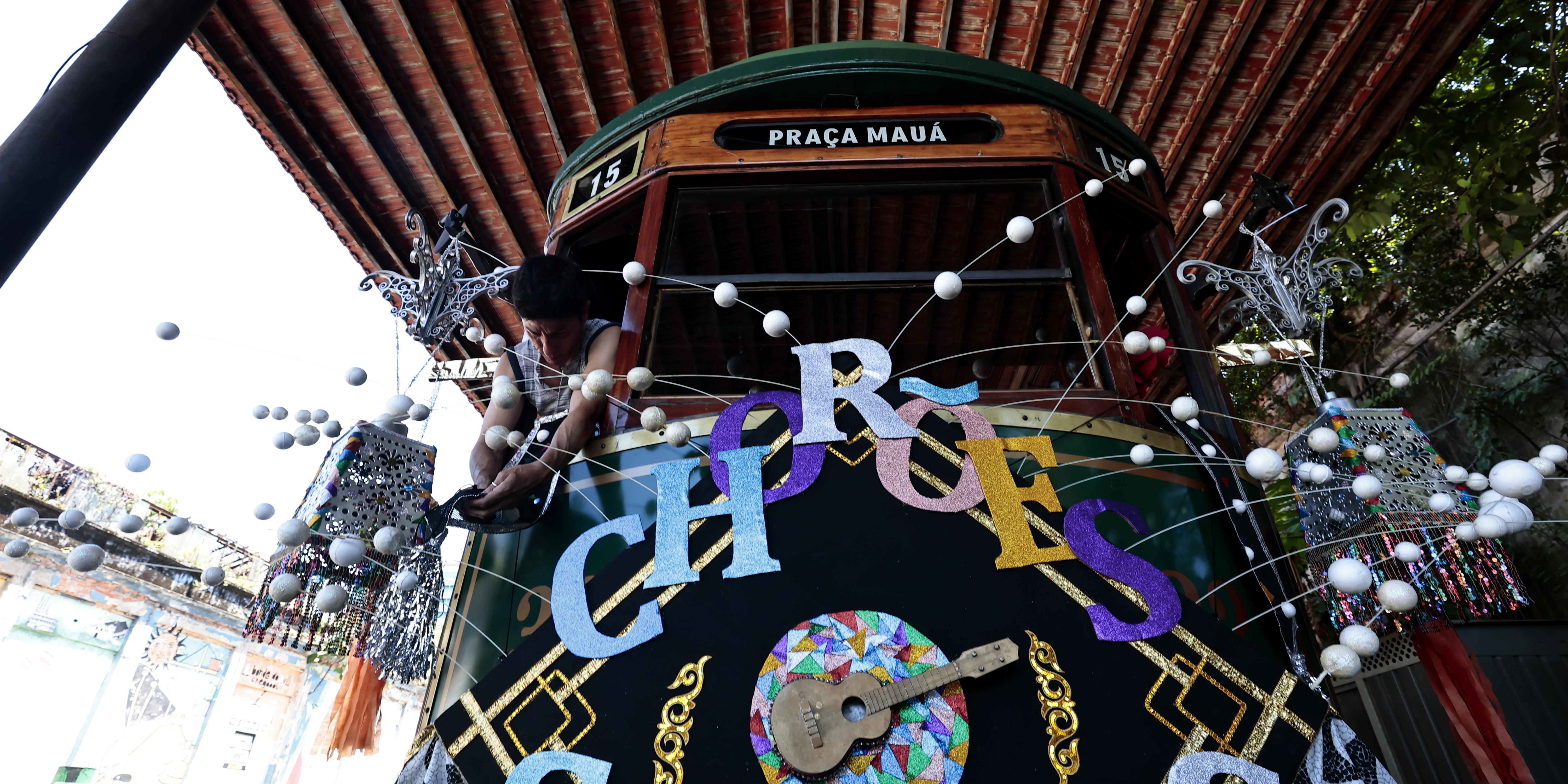 Bonde decorado pelo artista plástico André Deahu, que há 20 anos ornamenta veículos do Carnabonde, lembrará conjunto Chorões Santistas