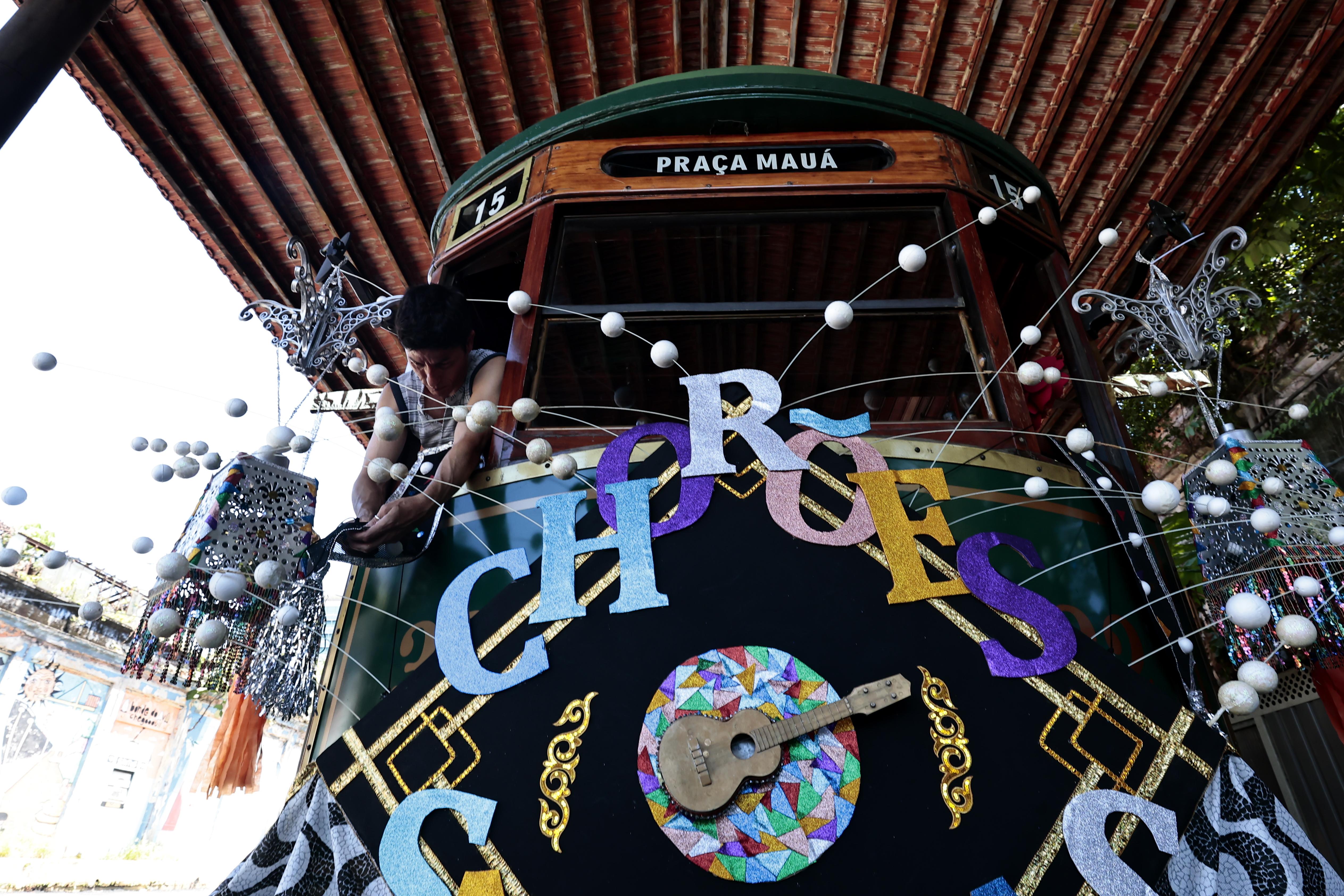 Bonde decorado pelo artista plástico André Deahu, que há 20 anos ornamenta veículos do Carnabonde, lembrará conjunto Chorões Santistas