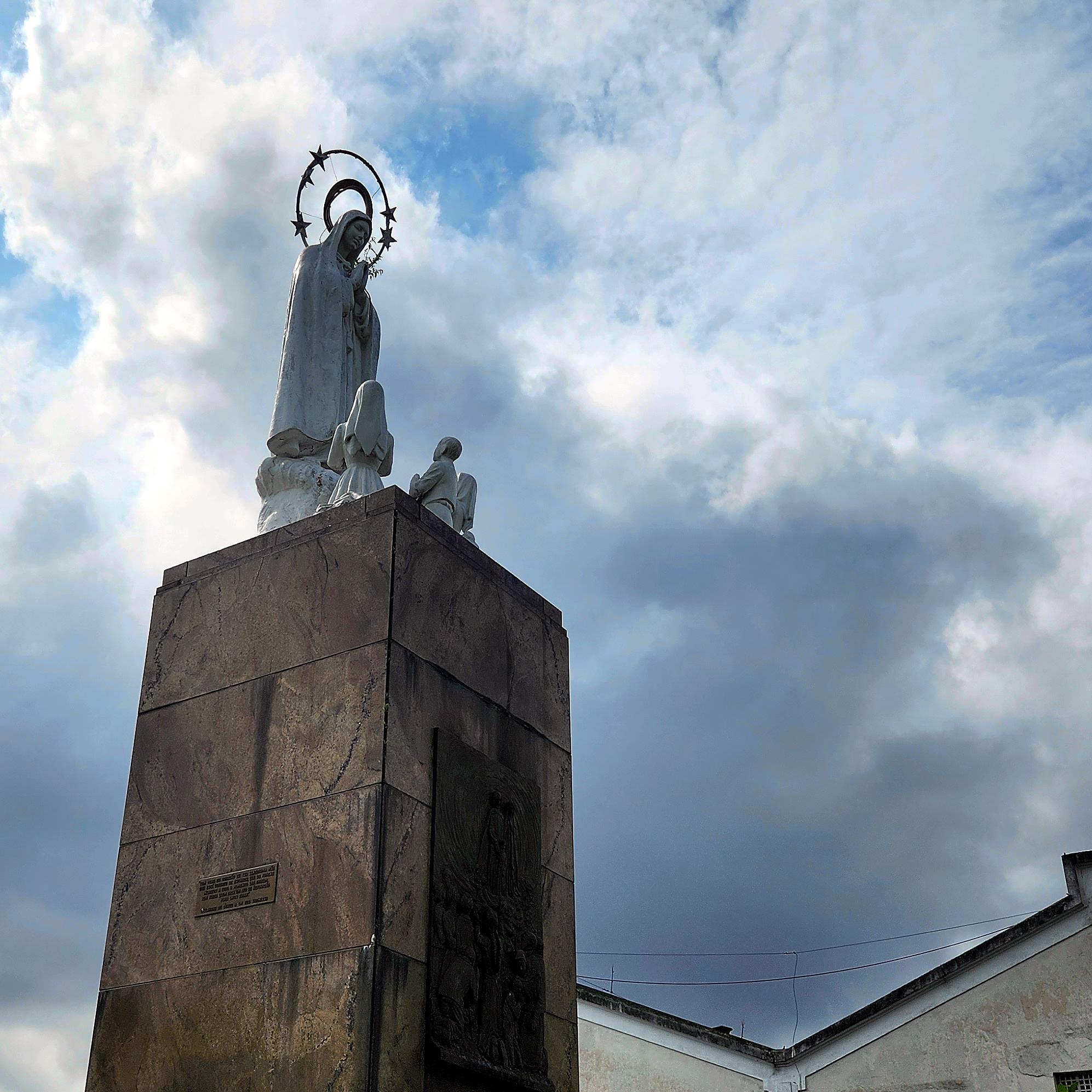 Monumento de Nossa Senhora de Fátima, na Praça dos Outeirinhos, na área do Porto