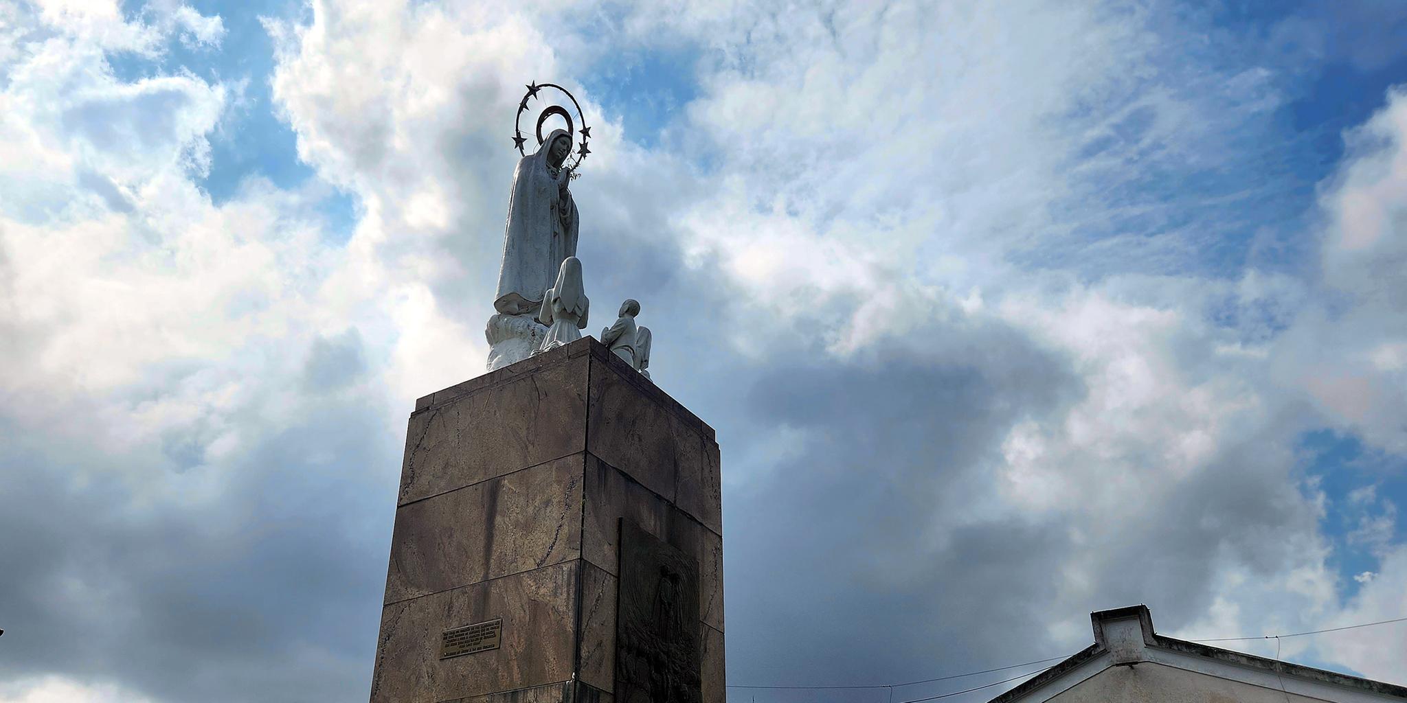 Monumento de Nossa Senhora de Fátima, na Praça dos Outeirinhos, na área do Porto