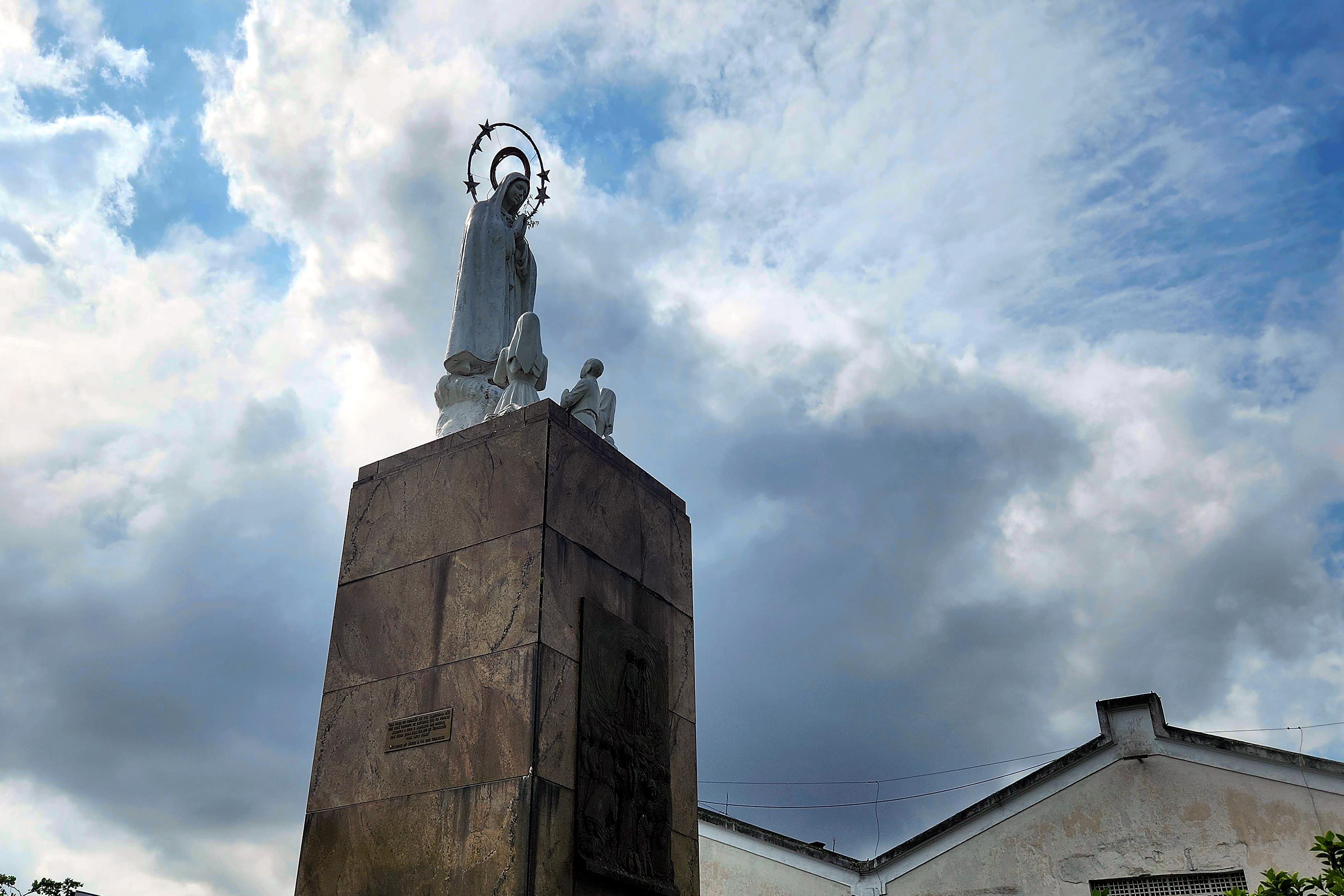 Monumento de Nossa Senhora de Fátima, na Praça dos Outeirinhos, na área do Porto