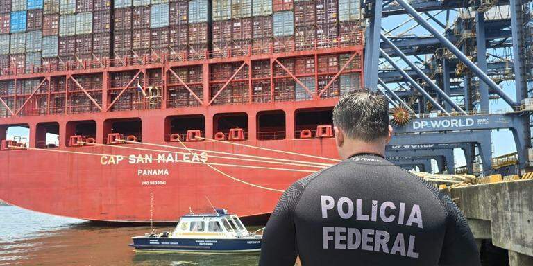 Polícia Federal is responsible for investigating crimes that occur in the Port of Santos area