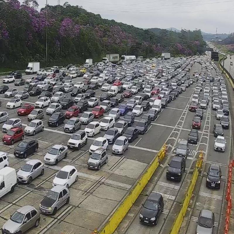 Motoristas encontram tráfego intenso na manhã deste sábado (14) na Praça dos Pedágios na Rodovia dos Imigrantes