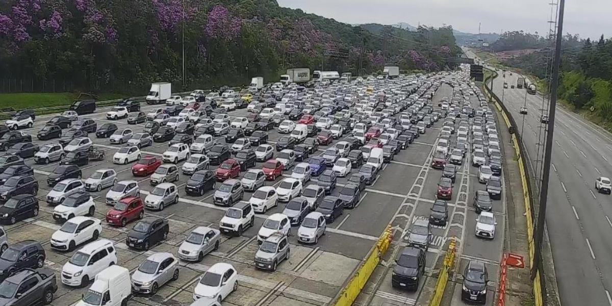Motoristas encontram tráfego intenso na manhã deste sábado (14) na Praça dos Pedágios na Rodovia dos Imigrantes