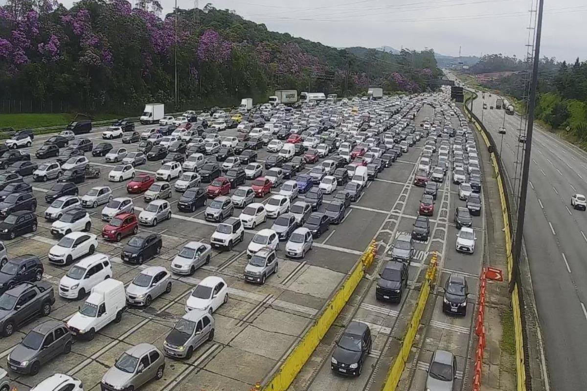 Motoristas encontram tráfego intenso na manhã deste sábado (14) na Praça dos Pedágios na Rodovia dos Imigrantes