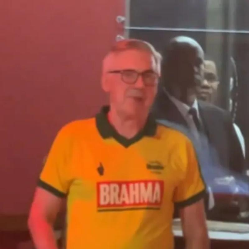 Técnico da seleção esteve em camarote durante carnaval em Salvador