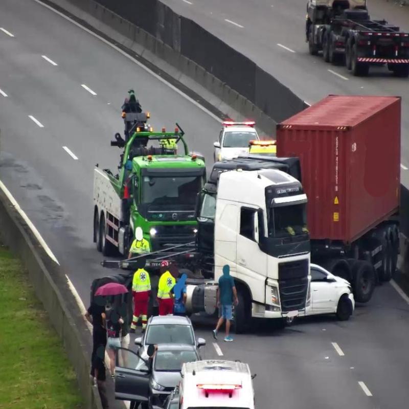Engavetamento de seis veículos causou lentidão no sentido Guarujá neste sábado (14)