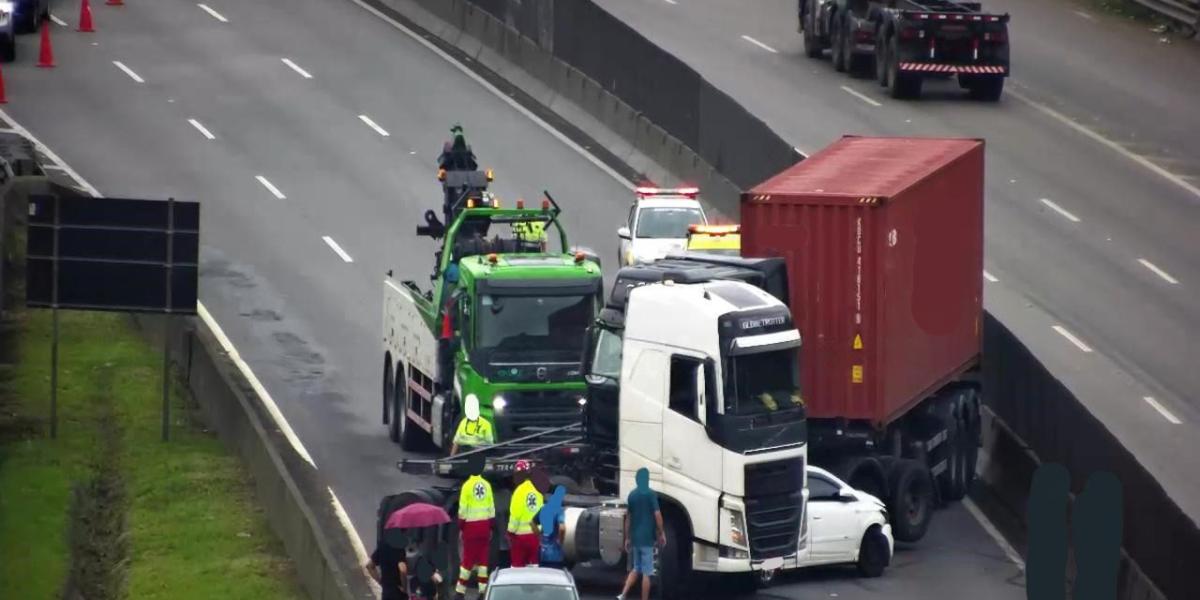 Engavetamento de seis veículos causou lentidão no sentido Guarujá neste sábado (14)