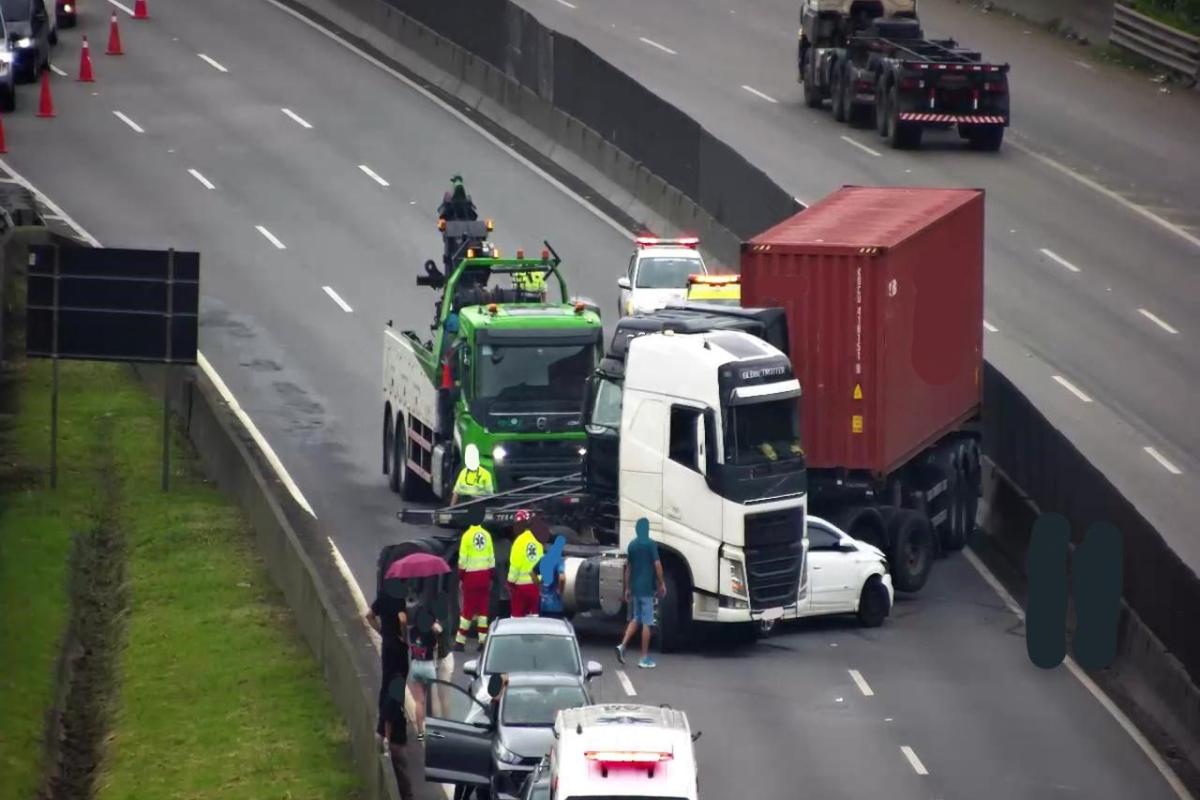 Engavetamento de seis veículos causou lentidão no sentido Guarujá neste sábado (14)