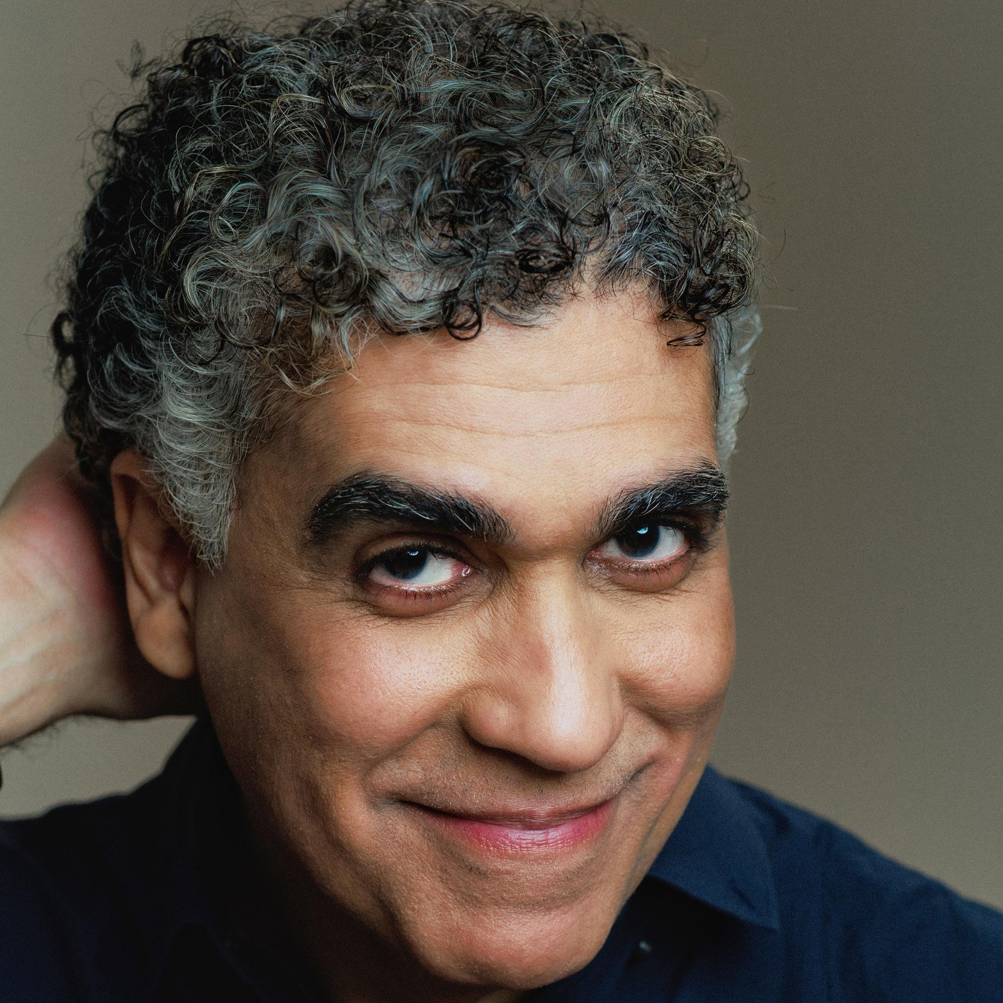 Ator Alexandre David fala sobre personagem Cláudio da novela Coração Acelerado, a construção do sotaque goiano, o amor pelo teatro e os 40 anos de carreira