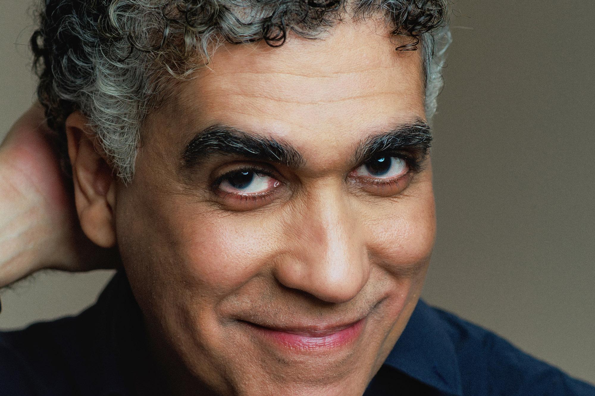 Ator Alexandre David fala sobre personagem Cláudio da novela Coração Acelerado, a construção do sotaque goiano, o amor pelo teatro e os 40 anos de carreira