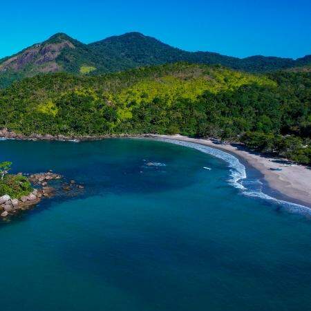 Além da faixa de areia e do mar, os turistas que vão à Praia de Castelhanos podem desfrutar de opções de lazer e do contato com a natureza de Ilhabela
