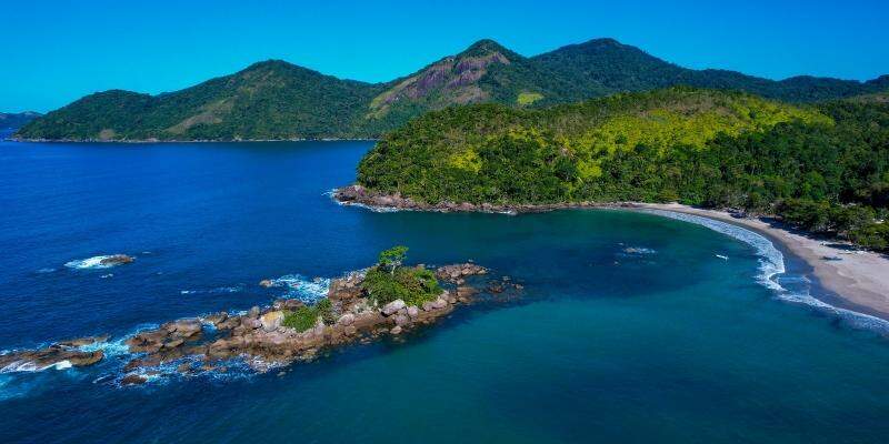 Além da faixa de areia e do mar, os turistas que vão à Praia de Castelhanos podem desfrutar de opções de lazer e do contato com a natureza de Ilhabela