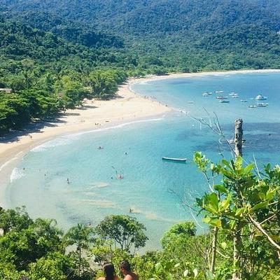 Vista do mirante da Praia de Castelhanos, destacando o formato de coração