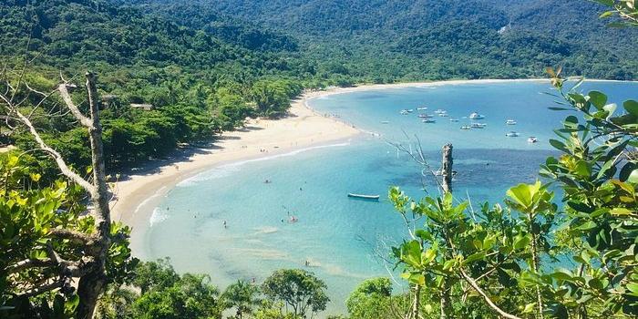 Vista do mirante da Praia de Castelhanos, destacando o formato de coração