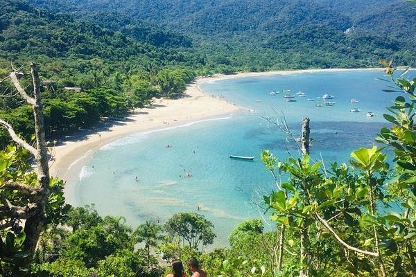 Vista do mirante da Praia de Castelhanos, destacando o formato de coração