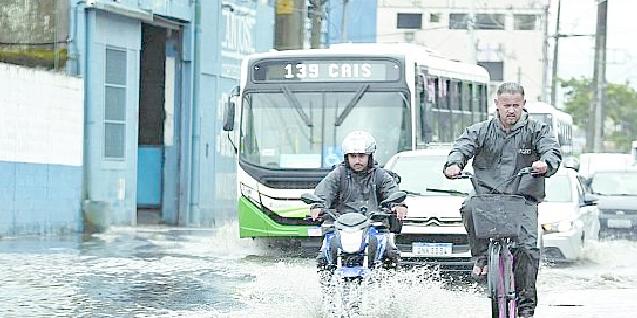 Além dos prejuízos materiais, áreas alagadas impactam a mobilidade e atrapalham o deslocamento de trabalhadores e estudantes
