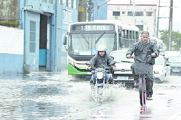 Além dos prejuízos materiais, áreas alagadas impactam a mobilidade e atrapalham o deslocamento de trabalhadores e estudantes
