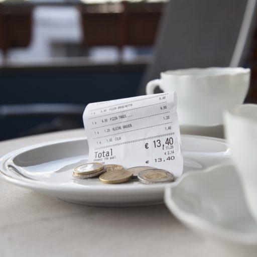 Estabelecimentos não podem cobrar a gorjeta sem o consentimento do cliente