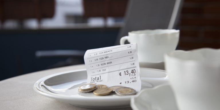 Estabelecimentos não podem cobrar a gorjeta sem o consentimento do cliente